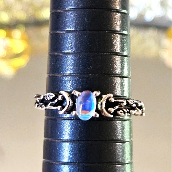 Elegant Silver Moonstone Ring - Picture 6 of 8